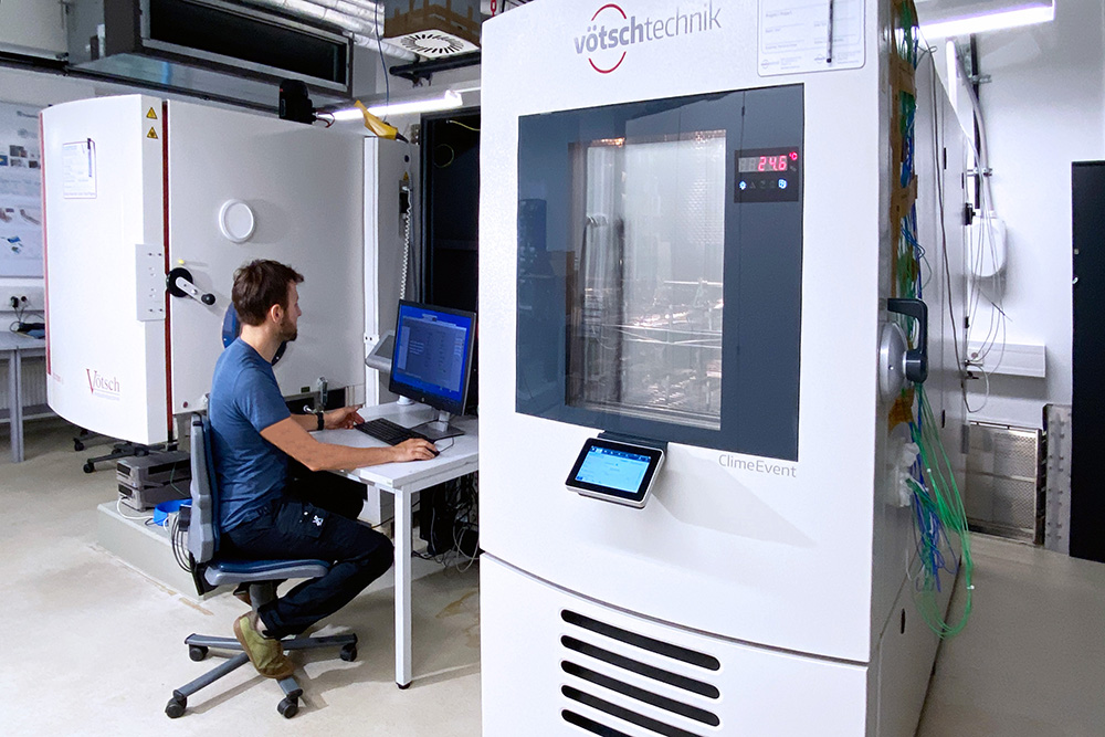 Climatic chamber for customized tests on printed circuit boards or sensor elements.